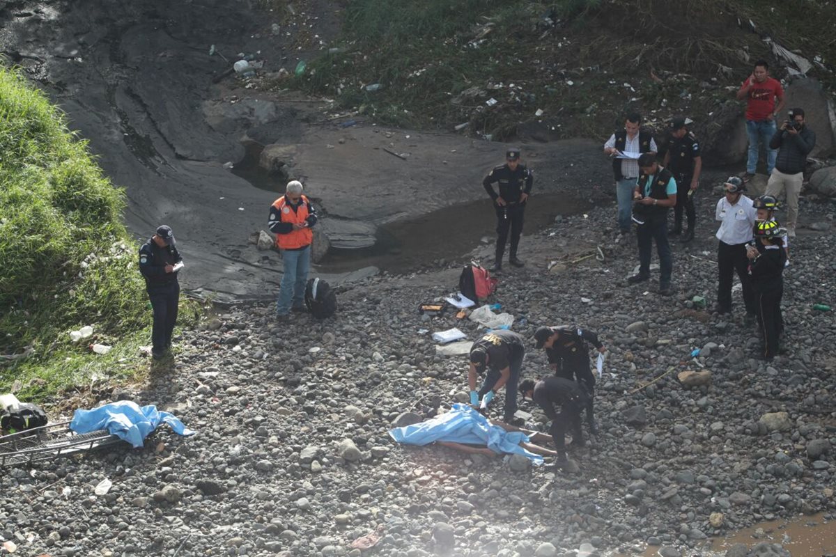 Debajo del puente Villa Lobos fue localizado el cuerpo de un peatón que fue arrastrado por una correntada en la ruta Interamericana. (Foto Prensa Libre: Érick Ávila)