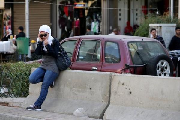 Una mujer siria habla por teléfono celular en el centro de Damasco el 7 de noviembre pasado. (Foto Prensa Libre: AFP).
