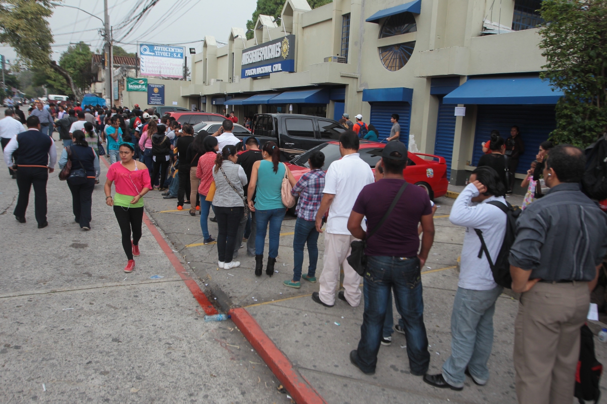 Cientos de personas hacen largas filas para tramitar la carencia de antecedentes policiales. (Foto: Hemeroteca PL)