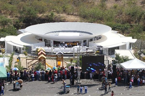 Vista de la escuela construida con fondos del cantautor en San Agustín Acasaguastlán.