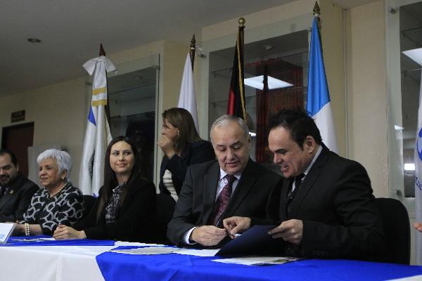 Carlos Argüello -derecha- firma el convenio. (Foto Prensa Libre: Edwin Bercián)