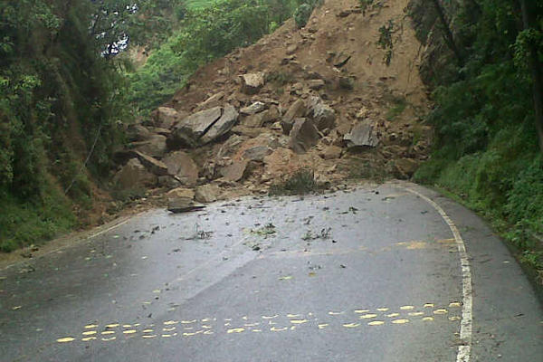 Derrumbe que obstaculiza el paso en el km 133.6 de la ruta a las Verapaces, San Jerónimo, Baja Verapaz. (Foto Prensa Libre: Carlos Grave)<br _mce_bogus="1"/>