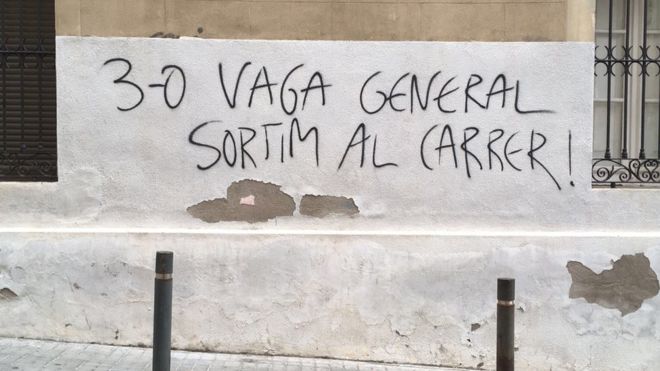 "3-O Huelga general. Salimos a la calle", se lee en una pintada en una calle de Barcelona. ENRIC BOTELLA/BBC MUNDO