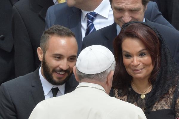 La vicepresidenta Roxana Baldetti saluda al papa Francisco luego de la misa canónica. (Foto Prensa Libre: AFP)<br _mce_bogus="1"/>