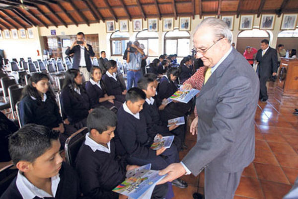 La CC  ha recibido al menos nueve acciones contra  la postuladora a magistrados de la CSJ por la manera en que se aplica la tabla de gradación, dijo el presidente del máximo tribunal, Roberto Molina, durante la entrega de la Constitución a niños de la escuela El Pajón, Santa Catarina Pinula.