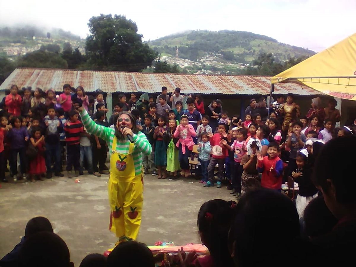 Manzanita comparte su talento de hacer reír a las familias quetzaltecas. (Foto Prensa Libre: Fred Rivera)