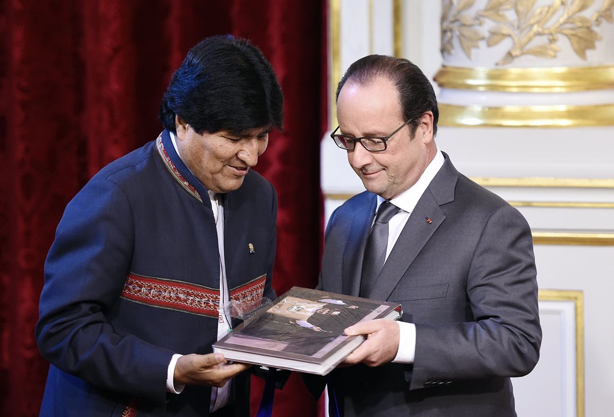 Evo Morales, presidente de Bolivia, junto a su homólogo de Francia, Francois Hollande. (Foto Prensa Libre: AFP).