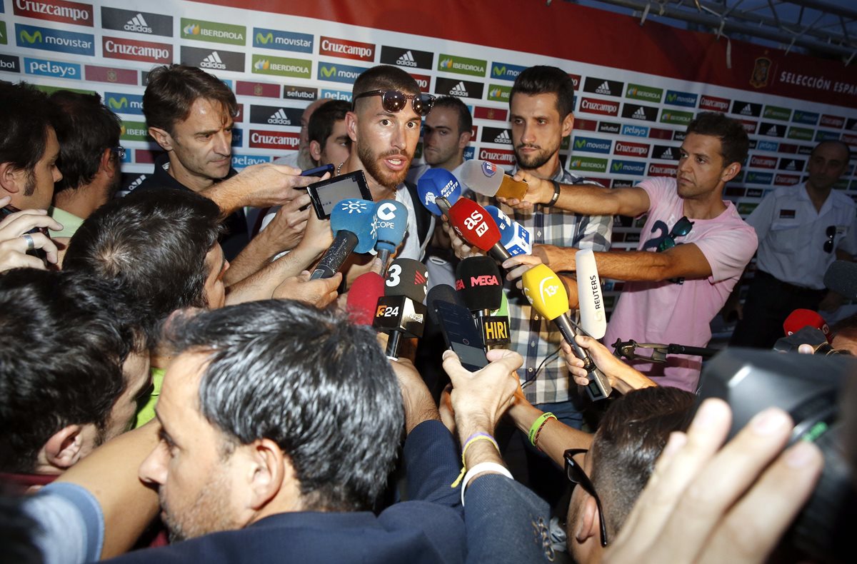 Sergio Ramos, responde a las preguntas de la prensa, a su llegada a la Ciudad del Futbol de Las Rozas, Madrid. (Foto Prensa Libre: EFE)