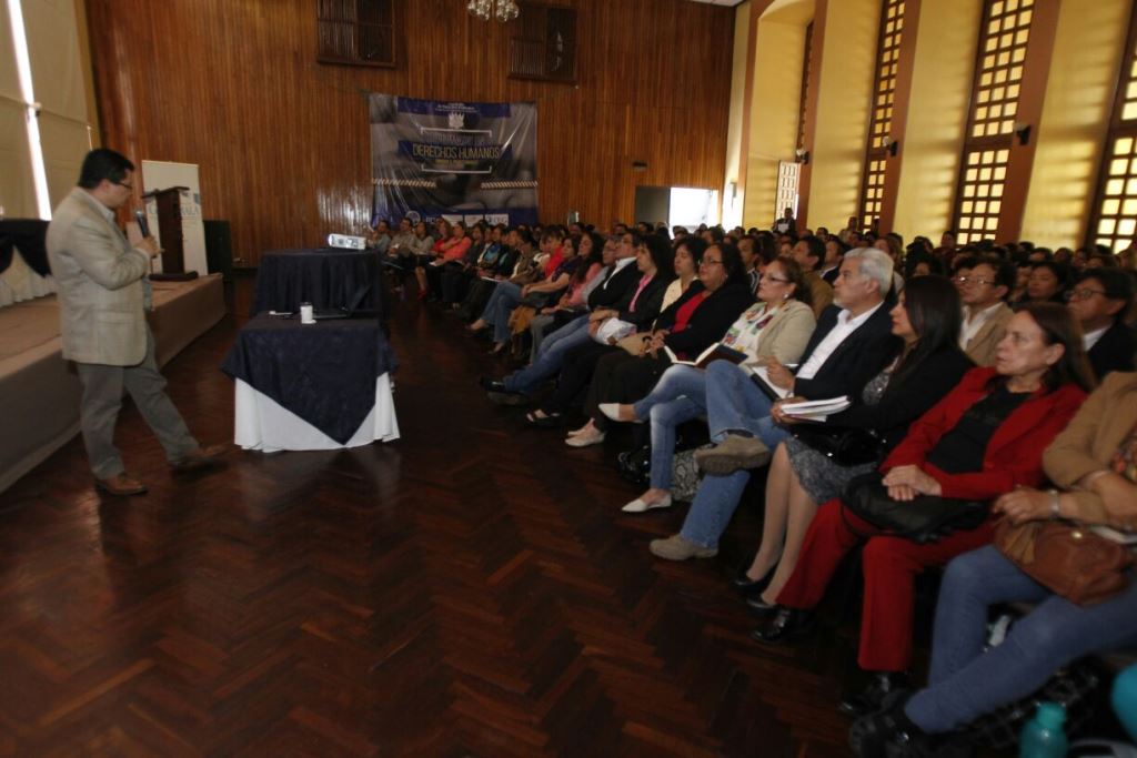 Este sábado se inauguró el diplomado de Derechos Humanos dirigido a profesionales, en cuyo acto participaron diversos funcionarios y diputados. (Foto, Paulo Raquec)