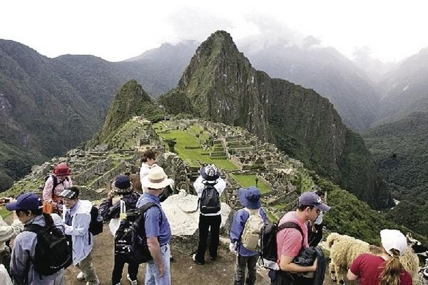 Machu Picchu es uno de los sitios peruanos más visitados por los turistas extranjeros. (Foto Prensa Libre: AP)