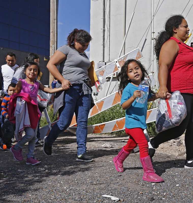 Más de 29 mil familias guatemaltecas han sido detenidas en la frontera sur de EE. UU. este año. (Foto Prensa Libre: EFE)