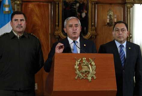 El mandatario Otto Pérez Molina —al centro— y los  ministros de la Defensa y Gobernación.