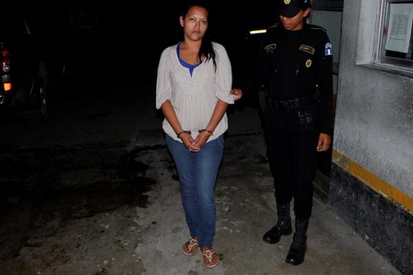 Deysi Anabelly Coc Peña, de 22 años, fue detenida por agentes de la PNC en un allanamiento en una vivienda de San Benito, Petén. (Foto Prensa Libre: Rigoberto Escobar)