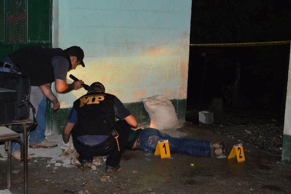 Investigadores examinan el cadáver de Daniel Canán Calderón, quien murió baleado en La Unión, Zacapa. (Foto Prensa Libre: Julio Vargas)<br _mce_bogus="1"/>