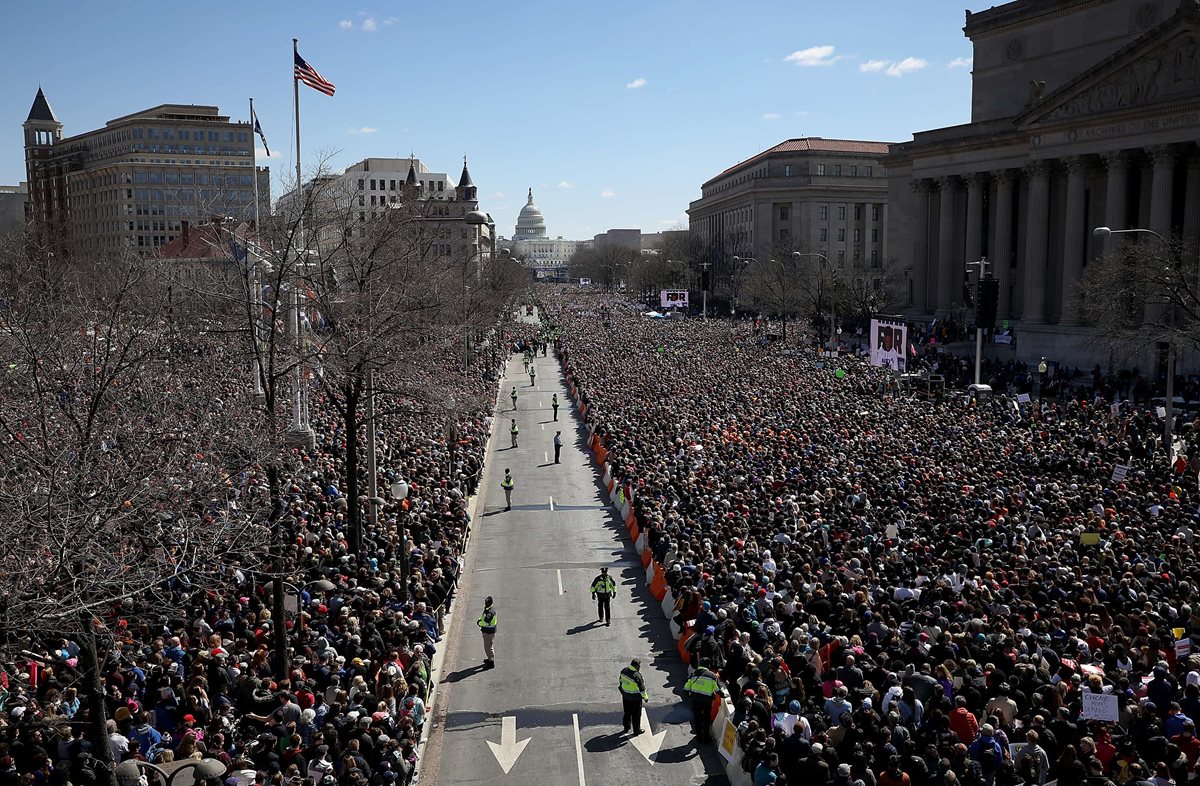 Masiva participación de defensores de la reforma de armas se alinean en Avenida Pennsylvania mientras asisten a la manifestación. (Foto Prensa Libre:AFP).