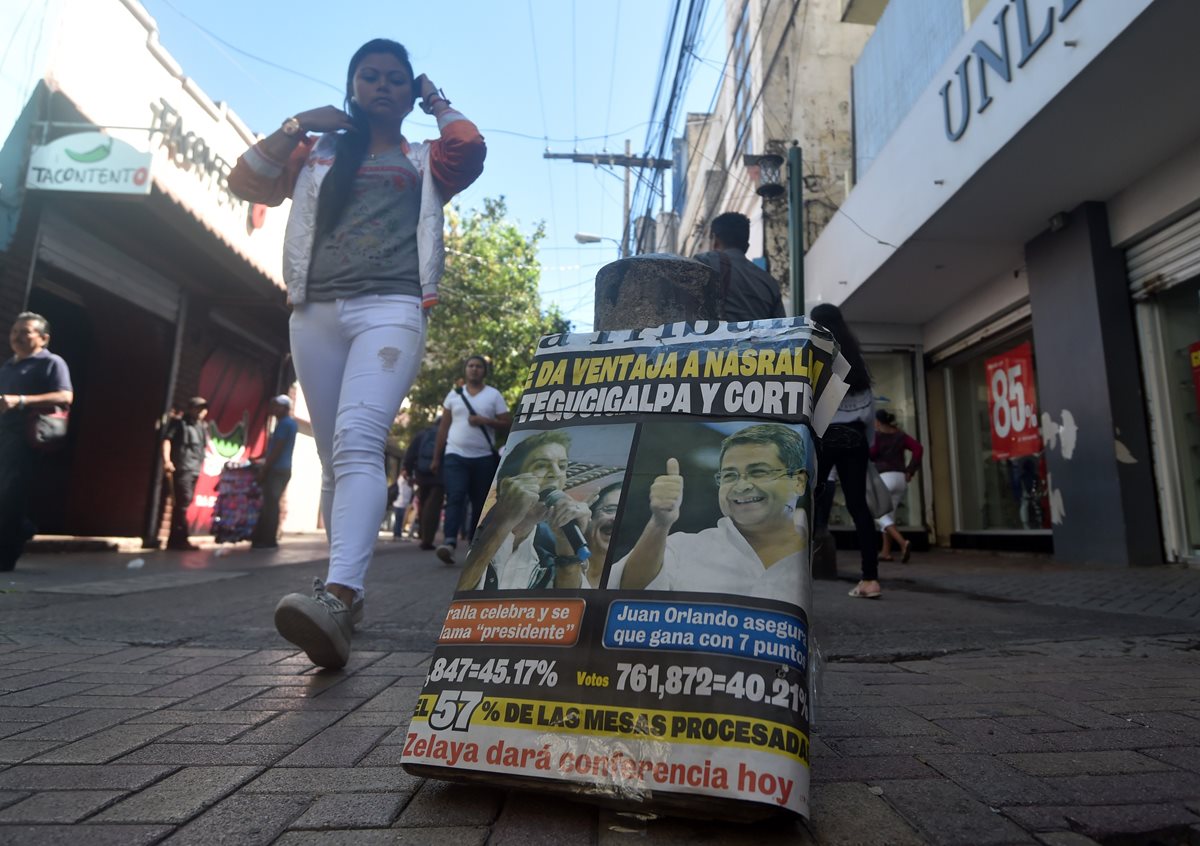 Los candidatos principales esperan con impaciencia los resultados finales de los comicios. (Foto Prensa Libre: AFP)