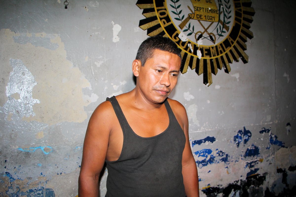 Marco Antonio Mejía Valiente es capturado en San Felipe, Retalhuleu, por portación ilegal de arma de fuego. (Foto Prensa Libre: Rolando Miranda)