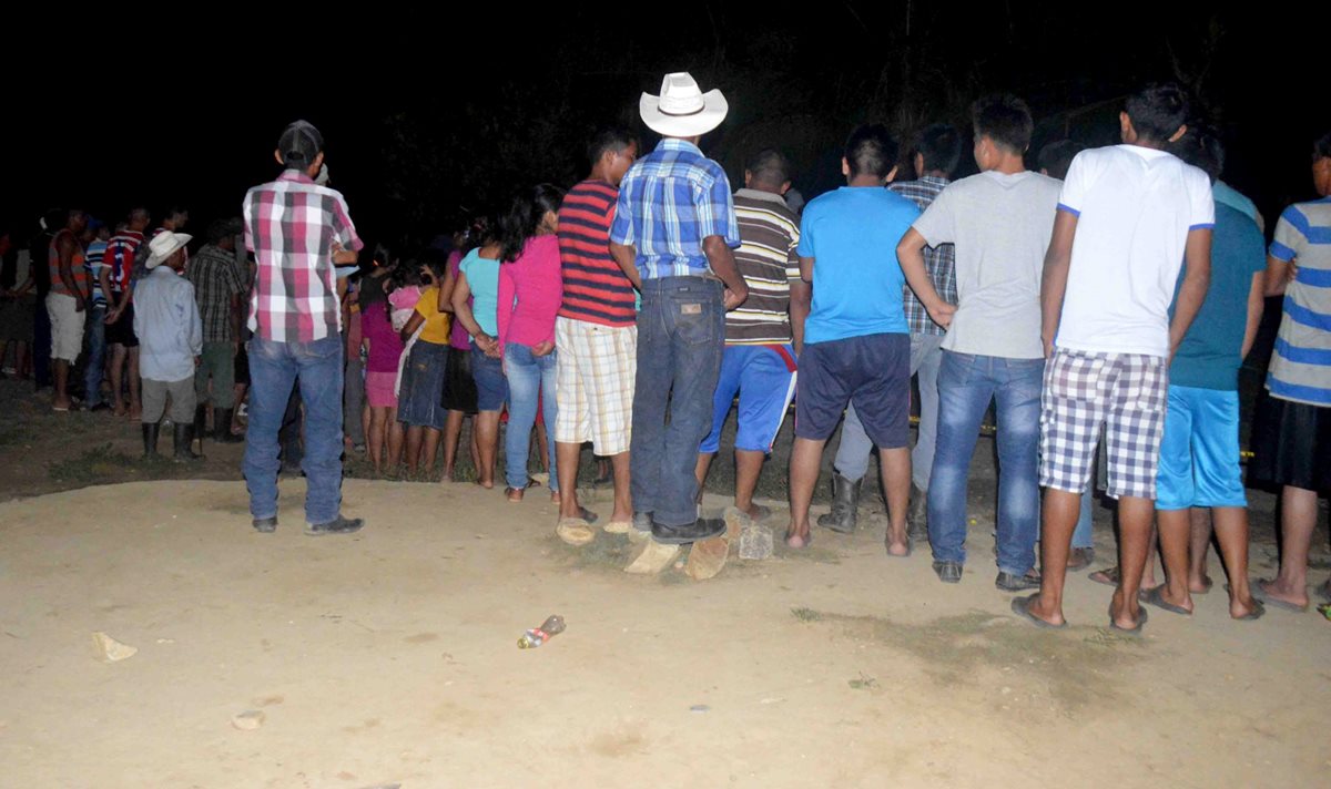 Curiosos permanecen en el lugar del ataque, en Morales, Izabal. (Foto Prensa Libre).