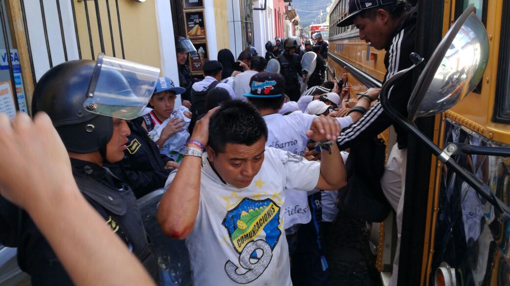 Al menos 60 detenidos por disturbios afuera del estadio Pensativo. (Foto Prensa Libre: Miguel López)