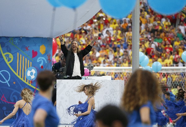 David Guetta fue el centro de atención de la inauguración de la Eurocopa 2016. (Foto Prensa Libre: AP).