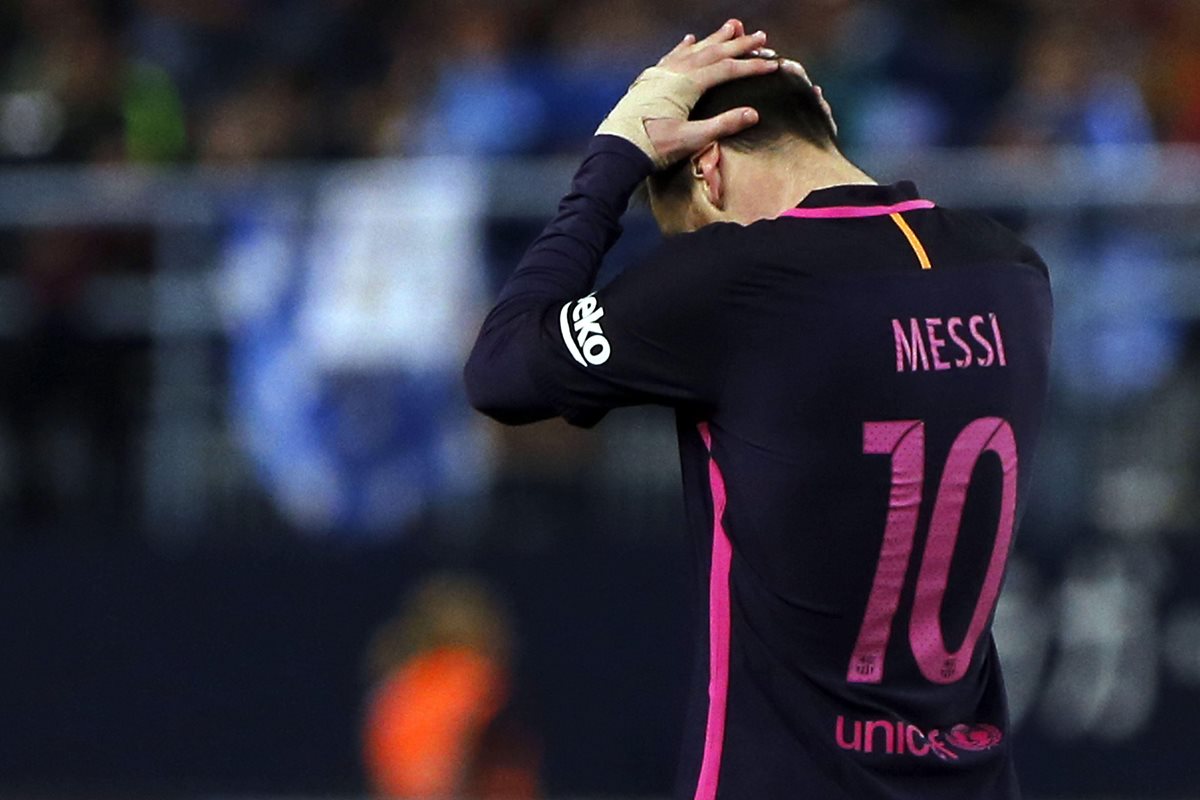 Messi estuvo inoperante este sábado en su visita al Málaga. (Foto Prensa Libre: EFE)
