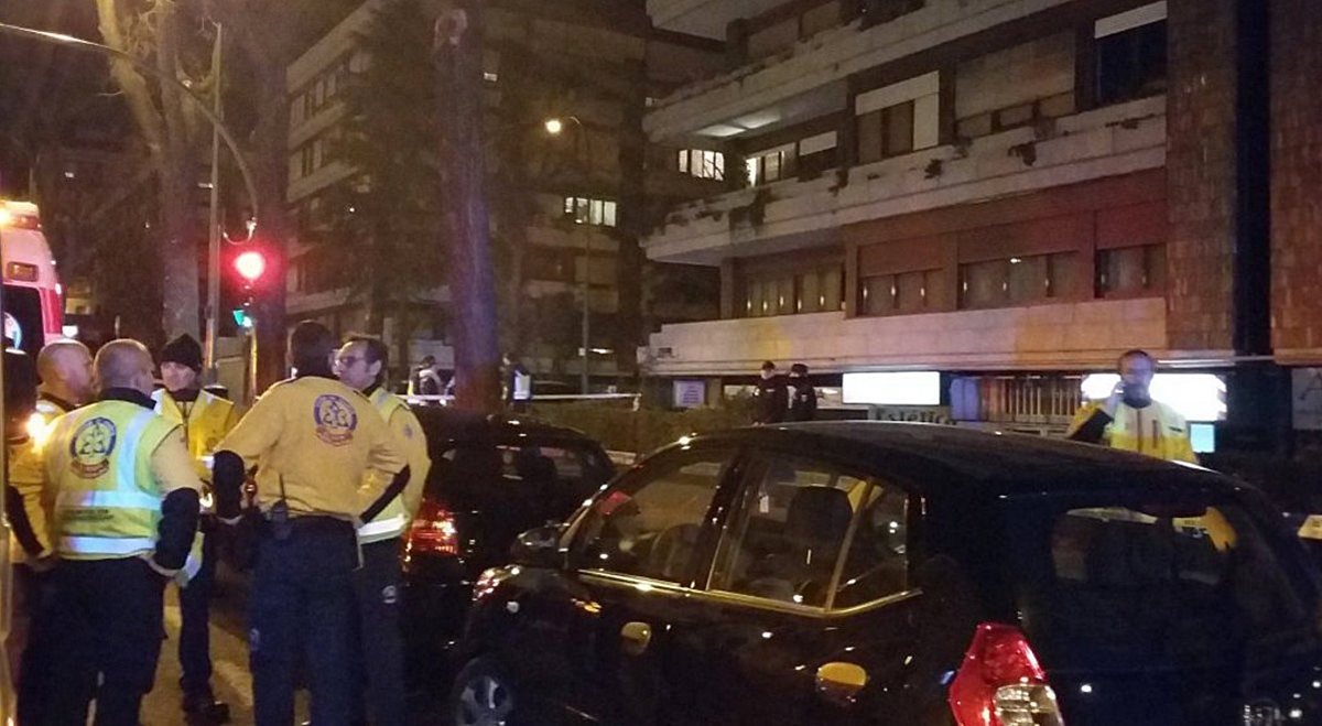 La Policía resguarda el lugar donde ocurrió la balacera, en Madrid. (Foto Prensa Libre: EFE).