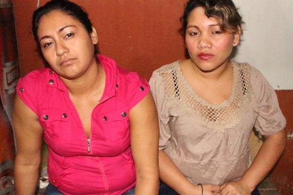 Las dos mujeres capturadas en un expendio de licor en Estanzuela. (Foto Prensa Libre ) 