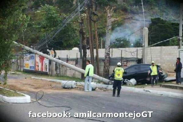 Automóvil derribó  tres postes del  cableado eléctrico, en la calzada La Paz, zona 5.