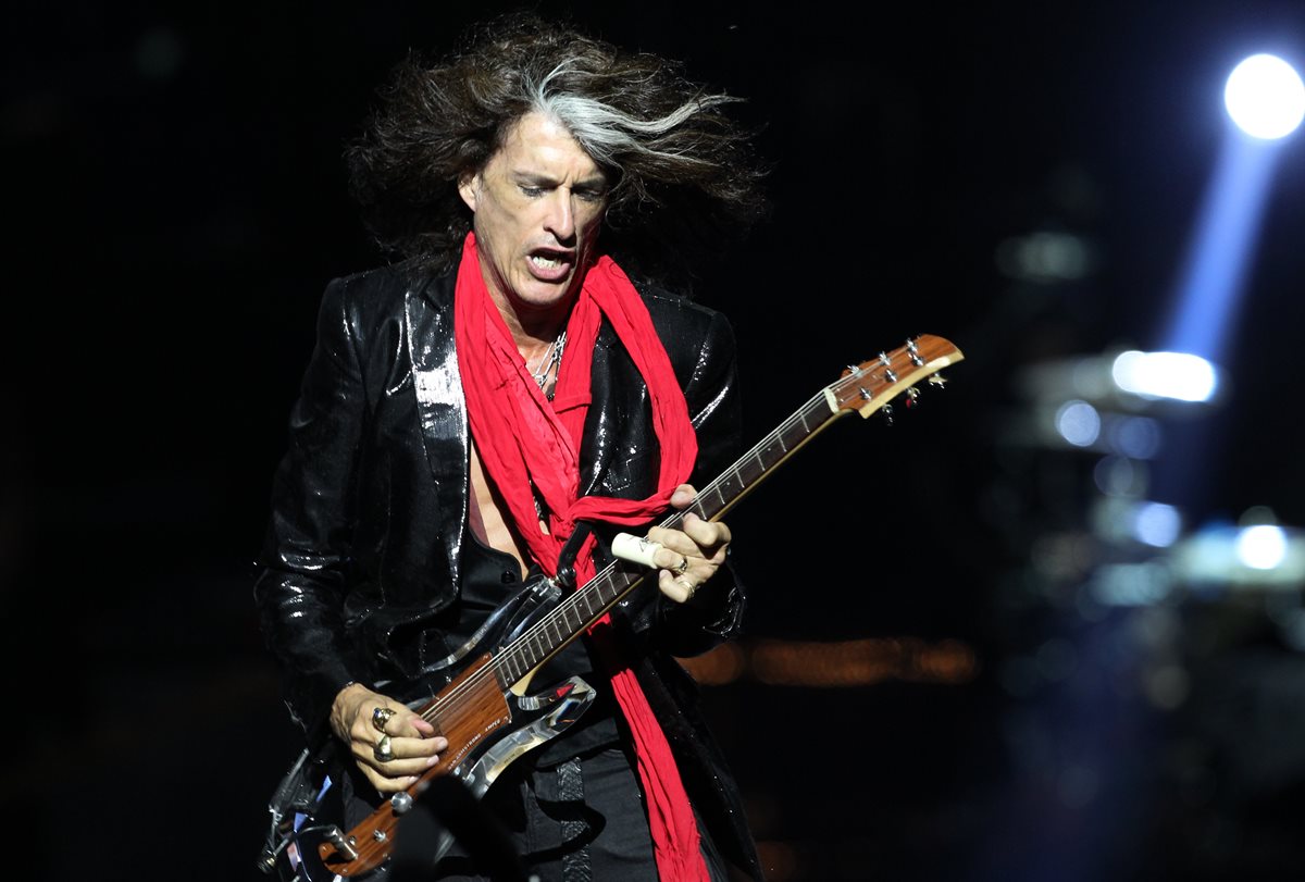 Guitarrista de Aerosmith se desvanece en concierto
