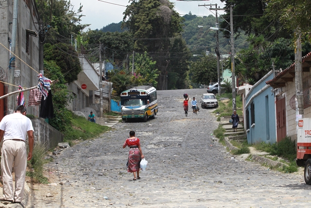 La calle actual está en malas condiciones. (Foto Prensa Libre: Estuardo Paredes)