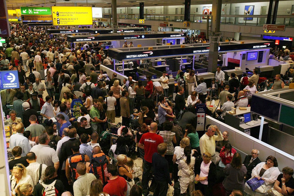 Aglomeración en el aeropuerto Gatwick, de Londres, por retraso en salida de vuelos el 10 de agosto de 2006. (Foto: AP)