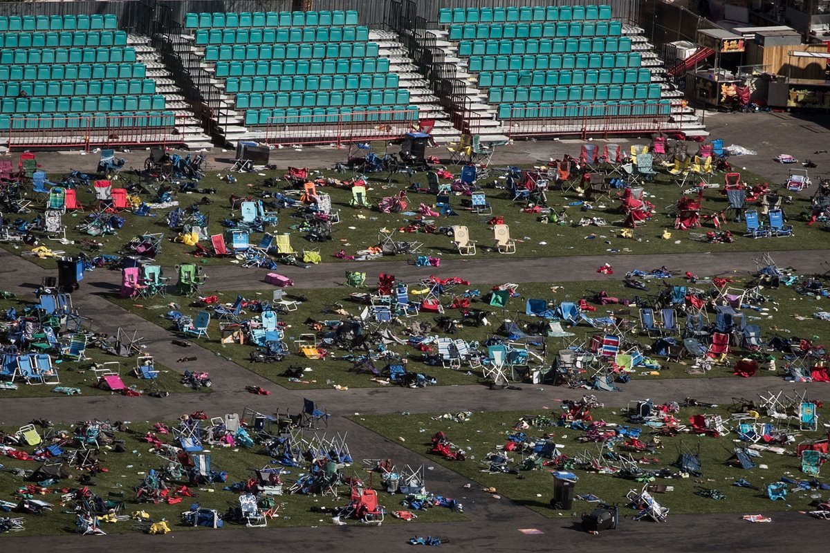 Pertenencias de los asistentes al concierto de Las Vegas donde ocurrió la matanza. (Foto Prensa Libre: AFP)