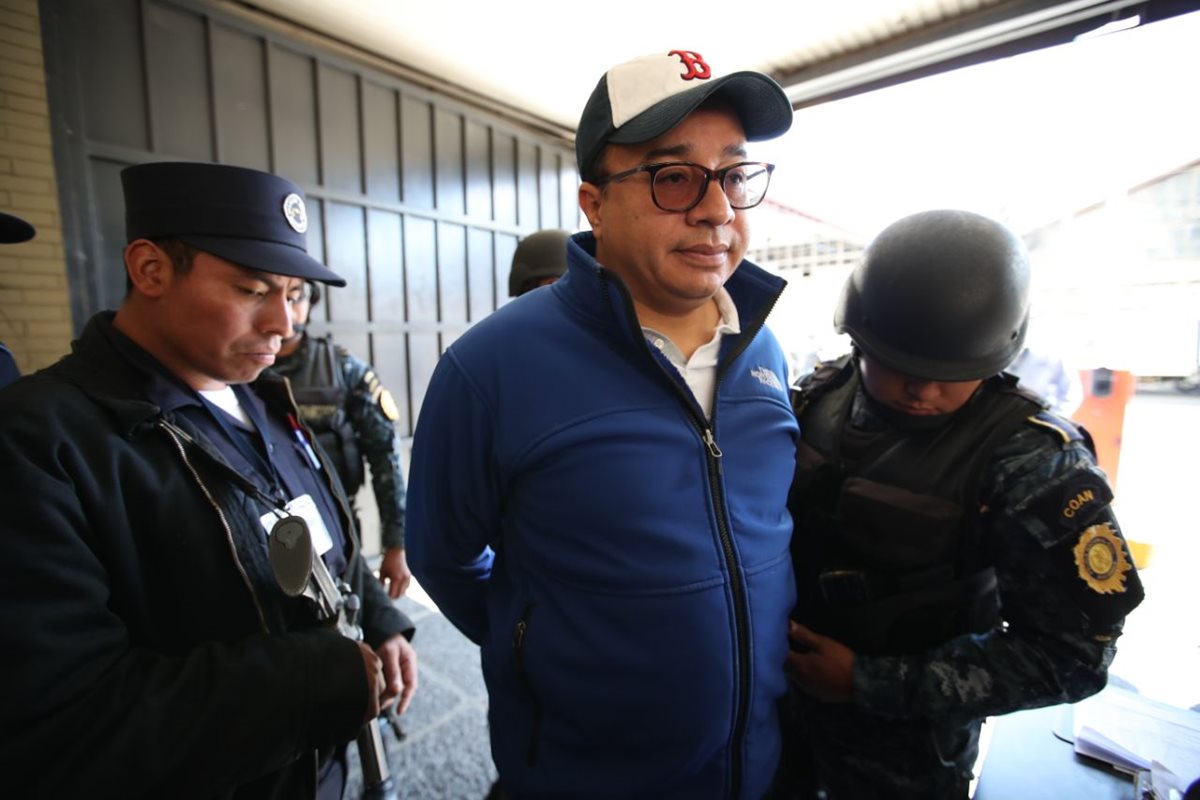 Ronald García Navarijo, exdirectivo del Bantrab, en el momento que llegó a Torre de Tribunales. (Foto Prensa Libre: Paulo Raquec)