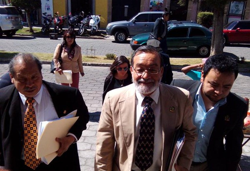 Grijalva se dirige al MP a denunciar la irregularidad en la comuna de Xela. (Foto Prensa Libre: María José Longo).