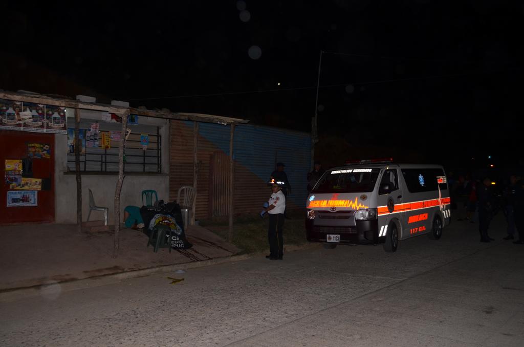 Los cuerpos quedaron tendidos afuera de una tienda. (Foto Prensa Libre: Bomberos Voluntarios)