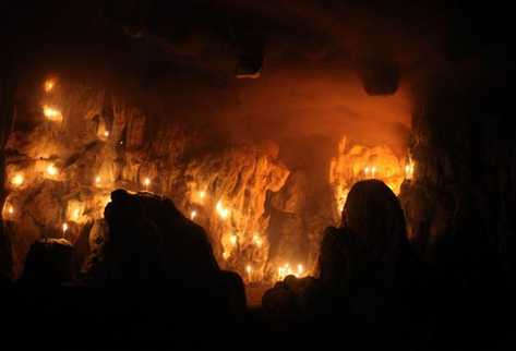 Ceremonia hecha por los miembros de la etnia q'eqchi'es en una cueva de la región de Nueve Cerros. (Foto Prensa Libre: EFE)