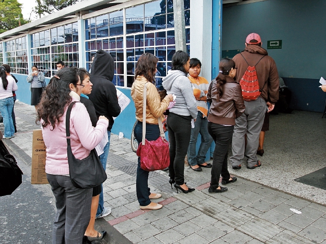 Al cierre del 2016 el seguro social reportaba 1 millón 300 mil afiliados cotizantes en todo el país, más de la mitad en el departamento de Guatemala. (Foto Prensa Libre: ESTUARDO PAREDES)
