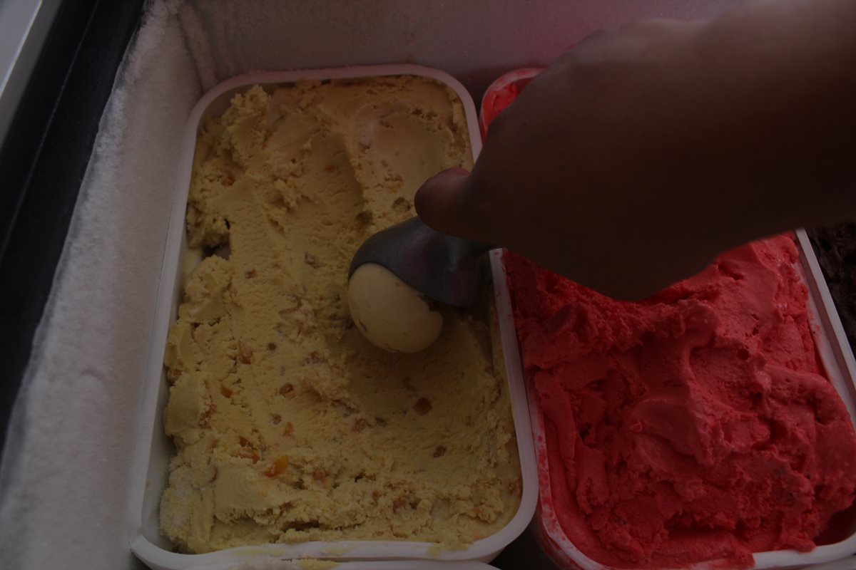 Los atoles de elote y de arroz en leche convertidos en helado, las nuevas recetas de Helados Sarita. (Foto, Prensa Libre: Sandra Vi).
