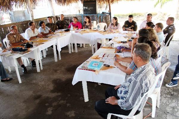 autoridades, durante  reunión, en El Estor, Izabal.