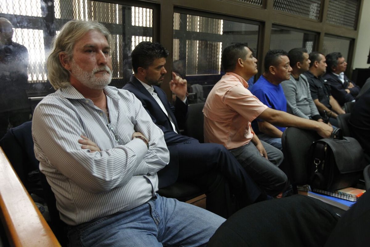 Los capturados por el caso Terminal de Contenedores Quetzal (TCQ), en el Juzgado de Mayor Riesgo B. (Foto Prensa Libre: Paulo Raquec)