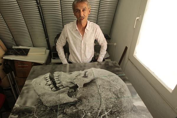 El trabajo de Daniel Hernández-Salazar se ha centrado en  el reconocimiento de la memoria histórica del país, luego de la guerra (Foto Prensa Libre: Ángel Elías).