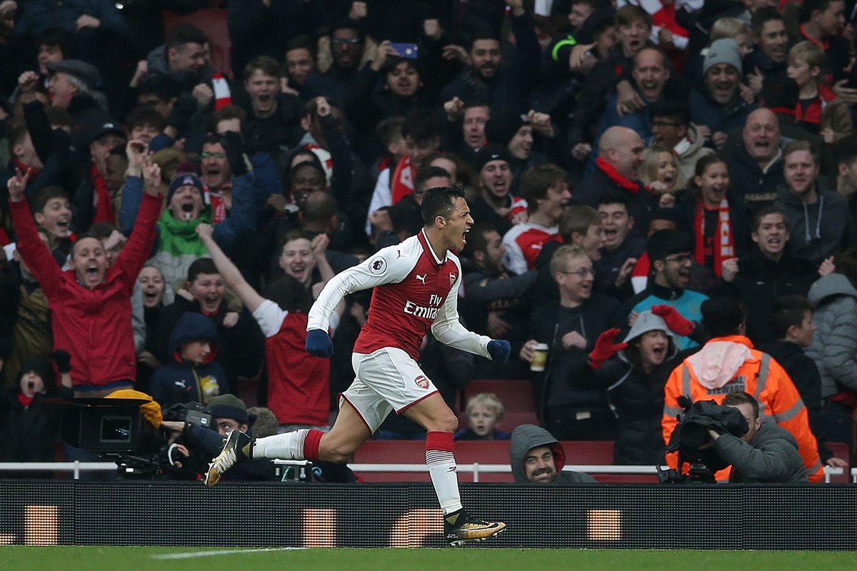 Alexis Sánchez fue uno de los anotadores para el Arsenal este sábado en la Premier. (Foto Prensa Libre: AFP)