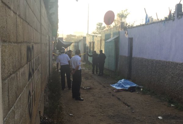 El hallazgo del cadáver de un hombre que en apariencia fue decapitado se localizó en Tierra Nueva 1, Chinautla. (Foto Prensa Libre: Bomberos Voluntarios)