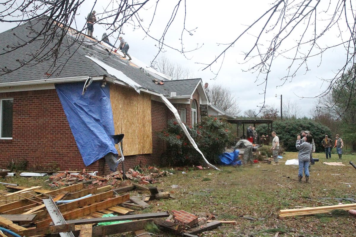 Los tornados dañaron viviendas, derribaron árboles y provocaron cortes de electricidad. (Foto Prensa Libre: AP).