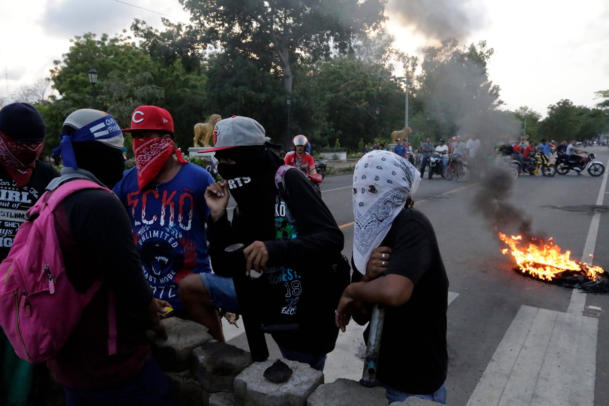 La tensión continúa en las calles de Nicaragua, en plena crisis social. (Foto Prensa Libre: AFP)