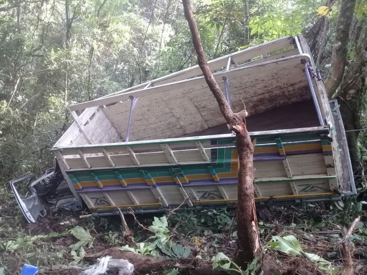 Camión cae al fondo de un barranco en Nebaj, Quiché. (Foto Prensa Libre: Héctor Cordero)