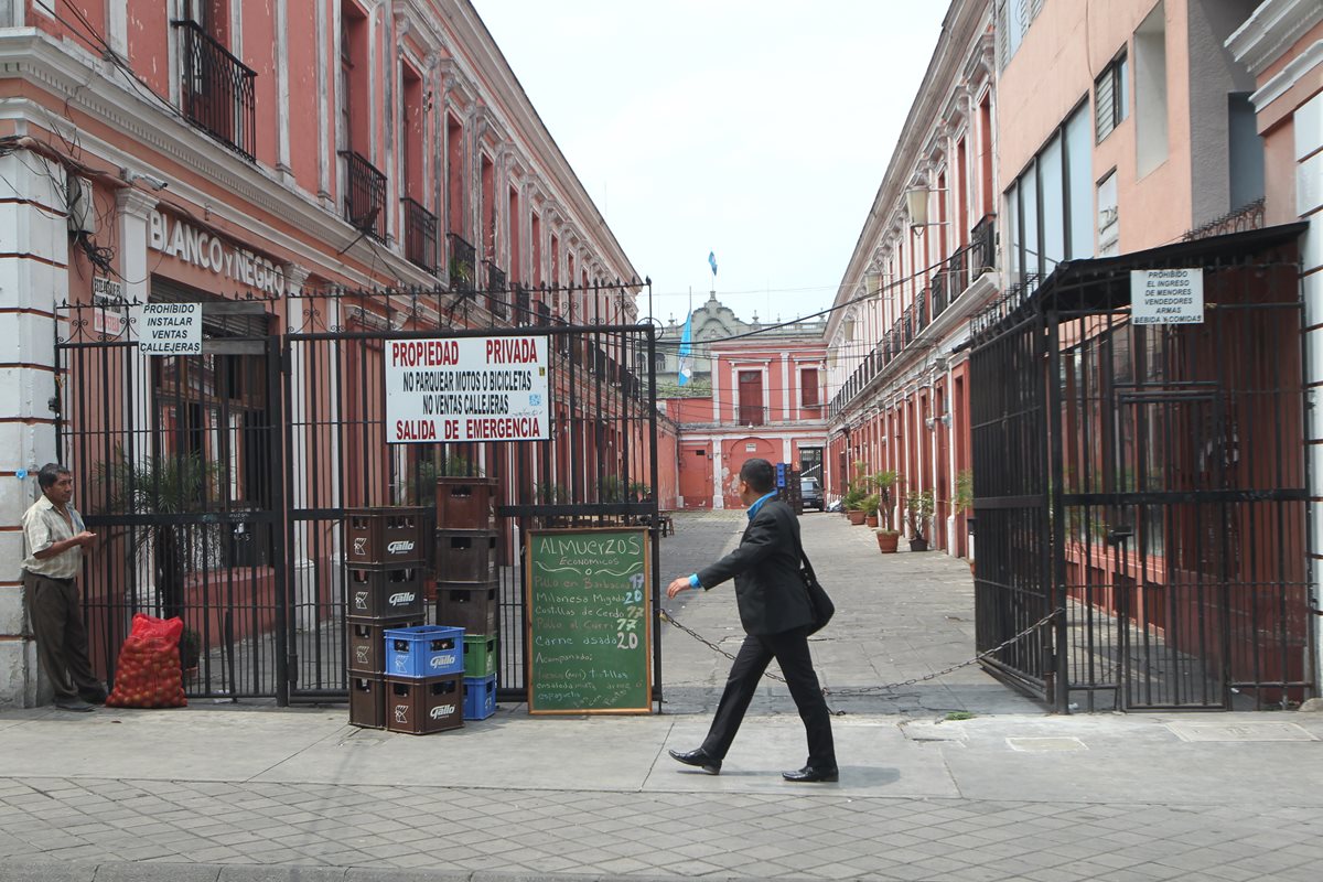 Varios propietarios de negocios en la zona 1 y otros lugares de la ciudad no están conformes con los cobros de la AEI.(Foto Prensa Libre: Erick Ávila)