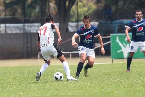 Josué García, de Coatepeque, conduce el balón ante la marcación de Manuel León, de la Usac. (Foto Prensa Libre: Norvin Mendoza)