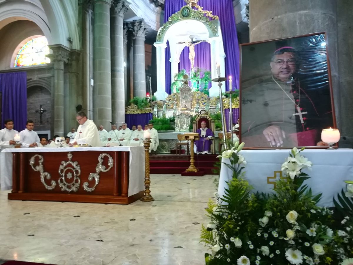 En Catedral Metropolitana de los Altos se ofició una misa por la muerte de Monseñor Óscar Julio Vian Morales. (Foto Prensa Libre: Fred Rivera)