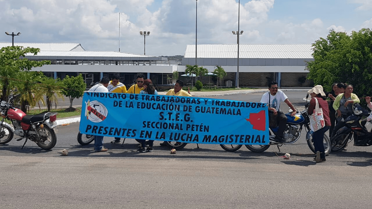 Maestros bloquean el ingreso al Aeropuerto Internacional Mundo Maya. (Foto Prensa Libre: Rigoberto Escobar)